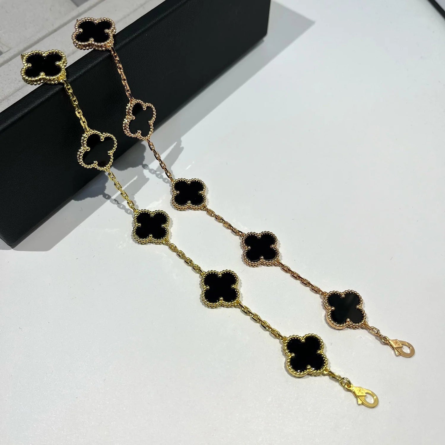 VCA CLOVER 5 MOTIF ONYXS BRACELET COLLECTION