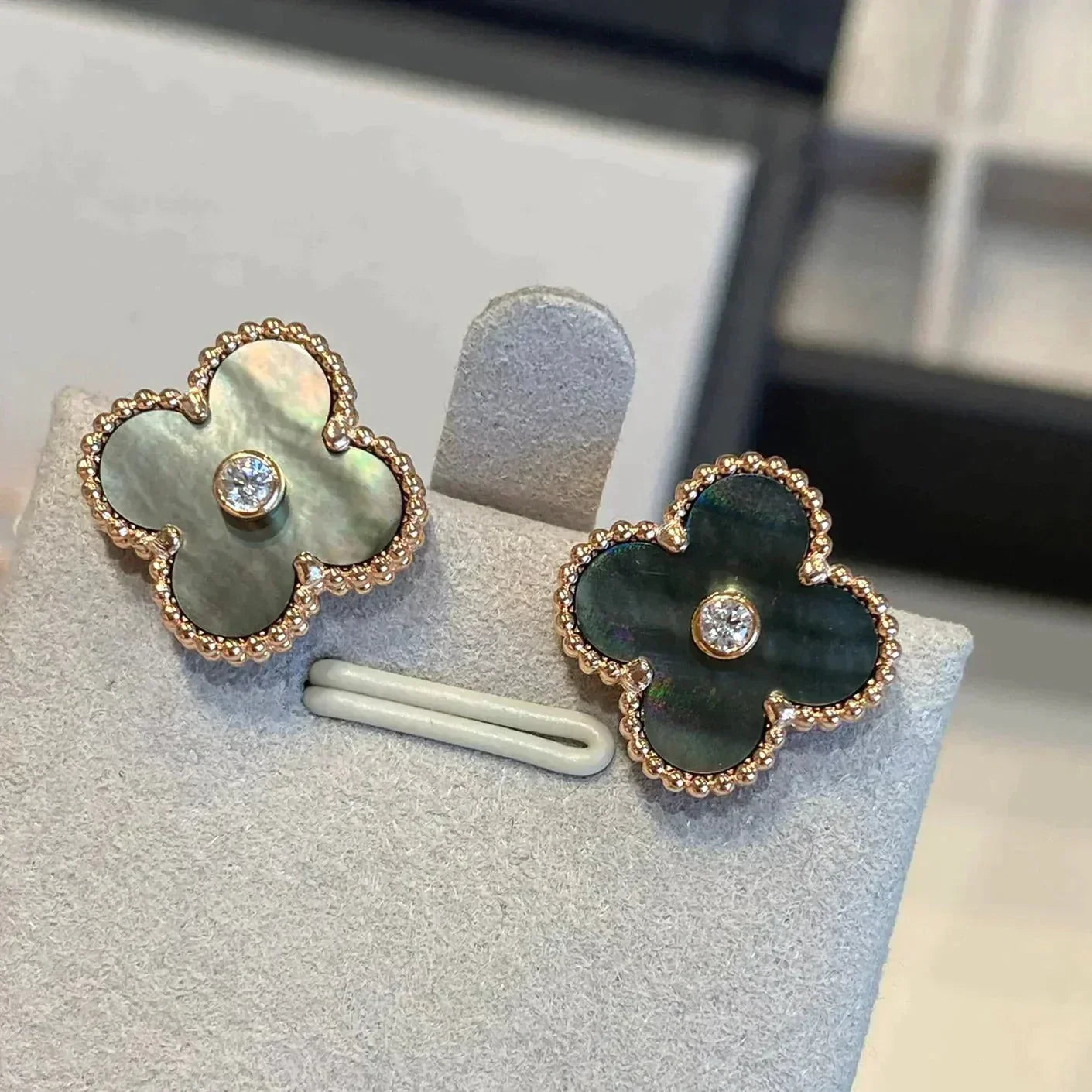 VCA CLOVER MEDIUM 1 MOTIFS GRAY MOP DIAMOND EARRINGS