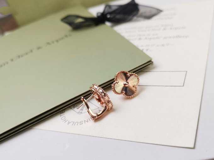 VCA CLOVER MEDIUM STUD EARRINGS