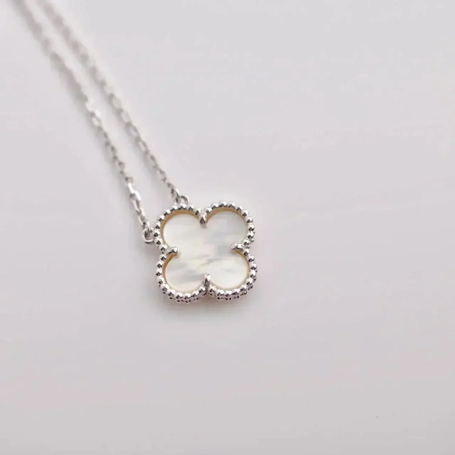 VCA CLOVER 15MM WHITE MOTHER-OF-PEARL SILVER