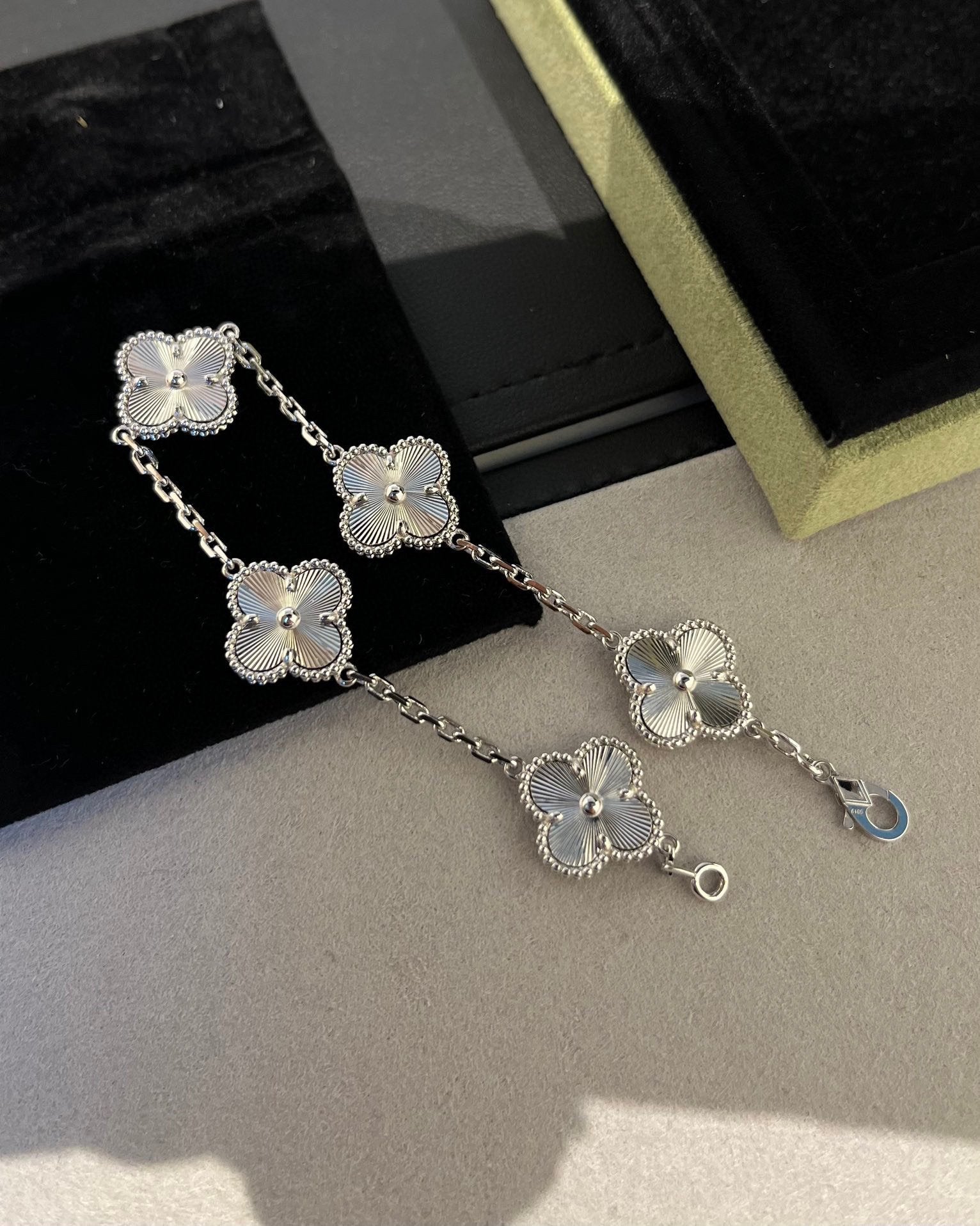 VCA CLOVER 5 MOTIF LASER BRACELET COLLECTION